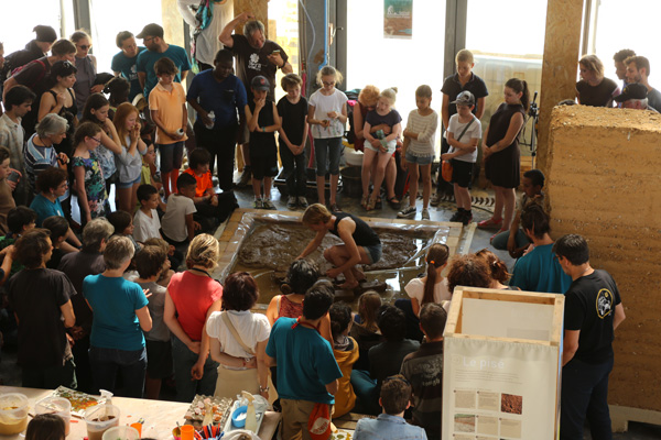 Organisation d'ateliers par amàco aux côtés des partenaires organisateurs du Festival Grains D'isère 2016, 15ème édition autour de la terre crue