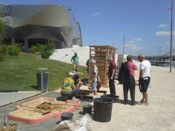 Ateliers d'initiation à la construction en terre crue au musée des Confluences par amàco et Asterre