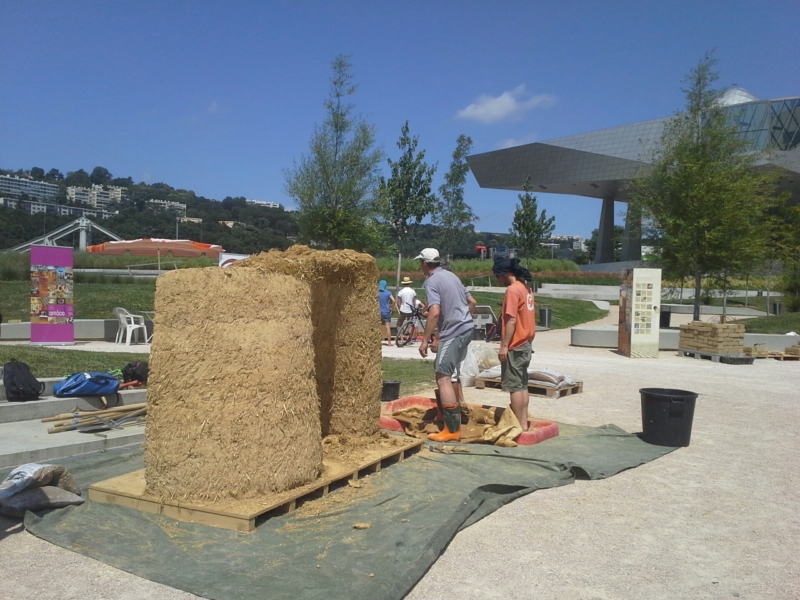 Ateliers d&#039;initiation à la construction en terre crue au musée des Confluences par amàco et Asterre