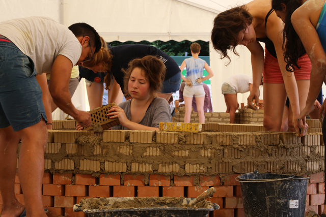 Atelier de formation professionnelle dédié à la construction en adobes, briques de terre crue moulée à la summer school BASEhabitat © amàco