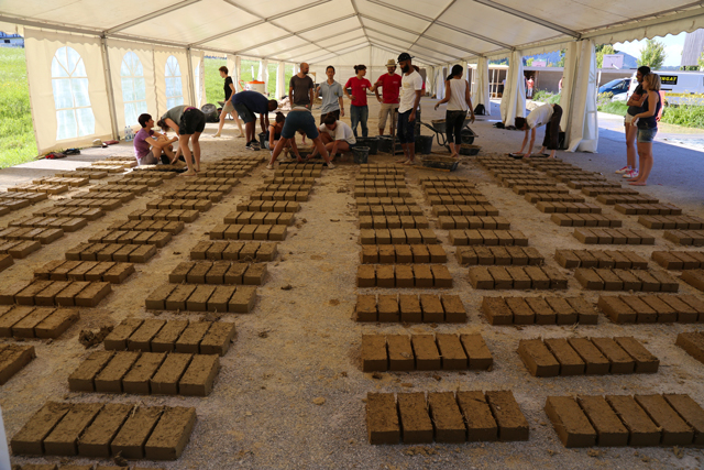 Atelier de formation professionnelle dédié à la construction en adobes, briques de terre crue moulée à la summer school BASEhabitat © amàco