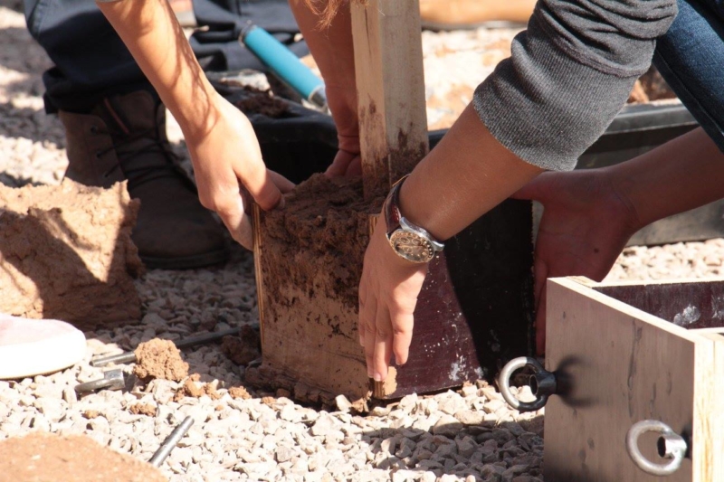 Atelier construire en terre crue donné à l’école d’architecture de Marrakech © amàco