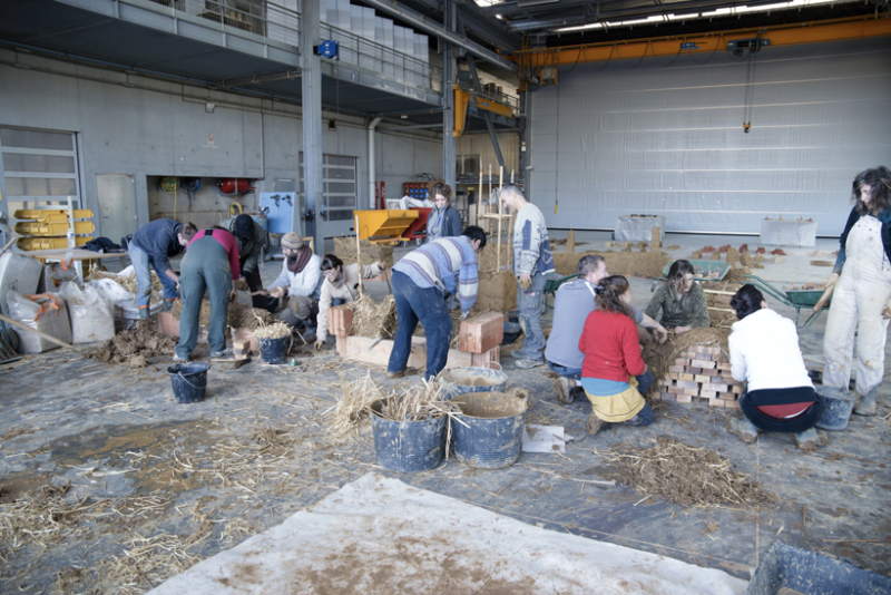 Formation professionnelle Construire en bauge dédiée à la découverte des qualités techniques et esthétiques de la construction en bauge – crédits : amàco