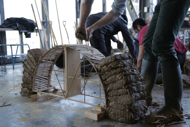 Formation professionnelle Construire en bauge dédiée à la découverte des qualités techniques et esthétiques de la construction en bauge – crédits : amàco
