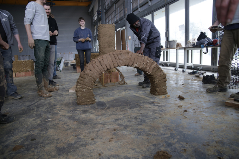 Formation professionnelle Construire en bauge dédiée à la découverte des qualités techniques et esthétiques de la construction en bauge – crédits : amàco