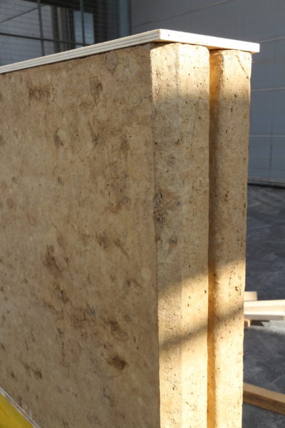 Creux dans le mur prototype pour l'insérer par glissement dans la structure bois — crédit : amàco