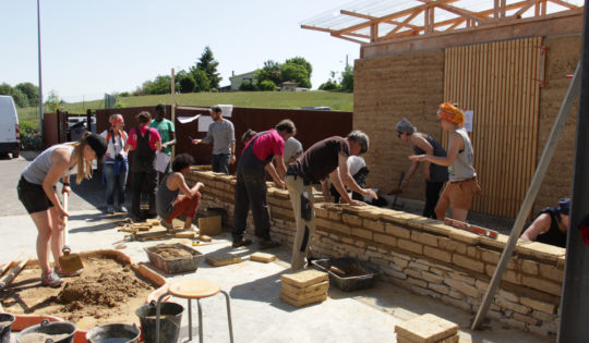 Chantier participatif - construction d'un abri à vélo en briques de terre crue - amàco