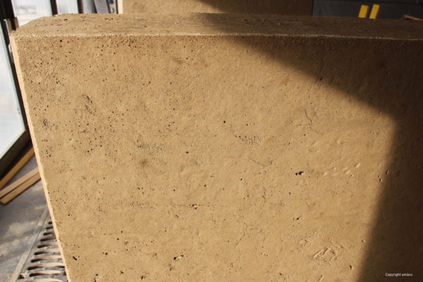 Premier prototype de mur en terre coulée sans ciment ni additifs — crédit : amàco
