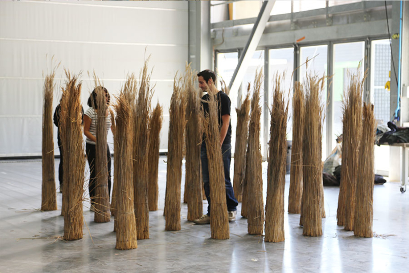 Construction de micro-architectures en fibres végétales par les étudiants de master de l’ENSA de Clermont-Ferrand © amàco