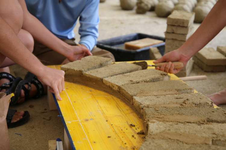 Atelier de formation professionnelle dédié à la construction en adobes, briques de terre crue moulée à la summer school BASEhabitat © amàco
