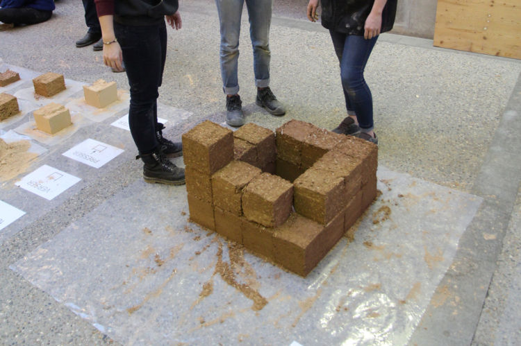 Module enseignement pour apprendre à transformer la terre crue en matériaux pour 110 étudiants de l’ENSA de Lyon © amàco