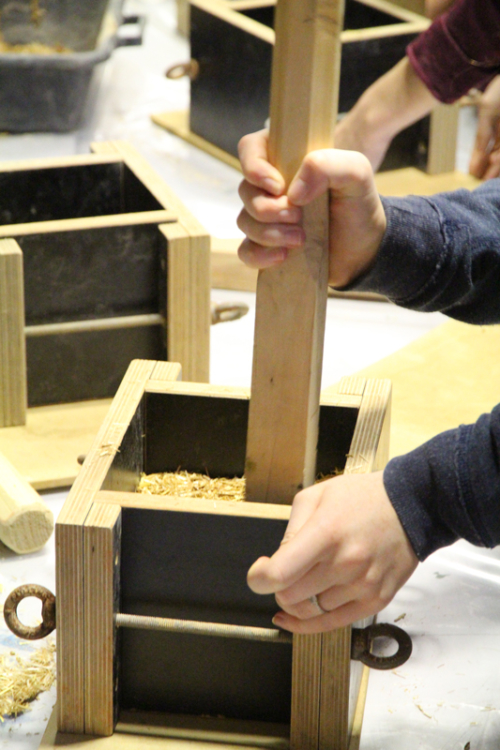 Module enseignement pour apprendre à transformer la terre crue en matériaux pour 110 étudiants de l’ENSA de Lyon © amàco