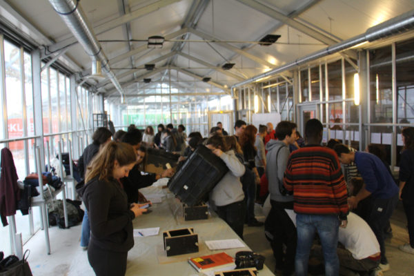 Module enseignement pour apprendre à transformer la terre crue en matériaux pour 110 étudiants de l’ENSA de Lyon © amàco