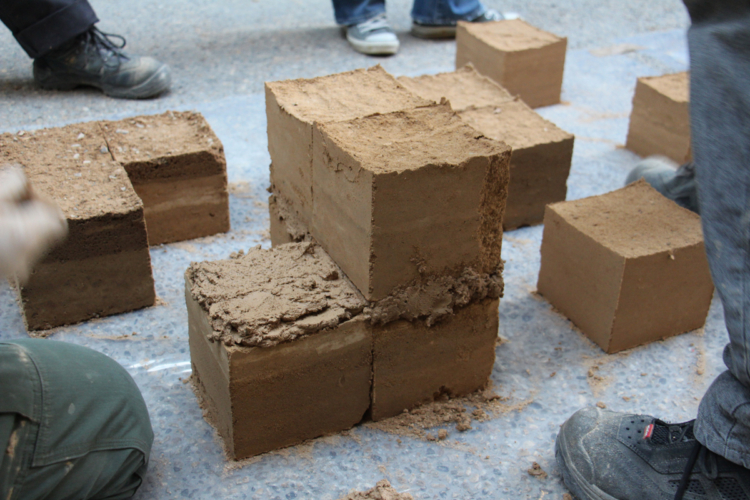 Module enseignement pour apprendre à transformer la terre crue en matériaux pour 110 étudiants de l’ENSA de Lyon © amàco