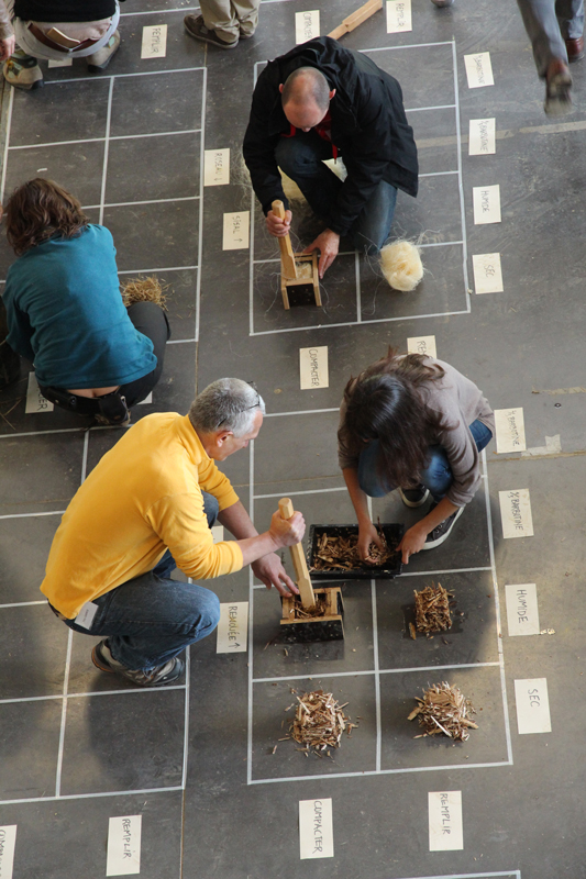 Atelier Fibres réunissant une centaine de participants dans la découverte des fibres naturelles dans la construction et la réalisation d’un prototype d’habitat en fibres végétales © amàco