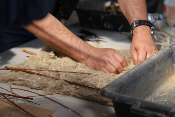 Atelier Fibres réunissant une centaine de participants dans la découverte des fibres naturelles dans la construction et la réalisation d’un prototype d’habitat en fibres végétales © amàco