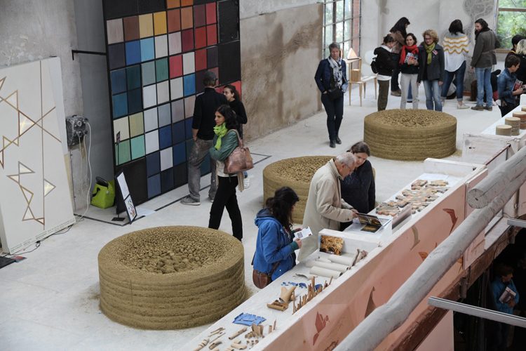 Deuxième édition de la Biennale Art &amp; Matières autour du thème Terre/Design/Habitat, à Albi. amàco présente le matériau terre dans la construction. © amàco