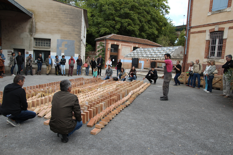 Deuxième édition de la Biennale Art &amp; Matières autour du thème Terre/Design/Habitat, à Albi. amàco présente le matériau terre dans la construction. © amàco