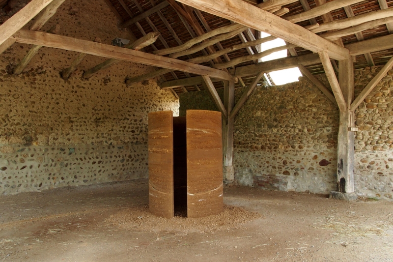 L’installation « Entrez en matière II » présentée dans l’ancienne Grange Dimière en pays Voironnais. ©atelier alba