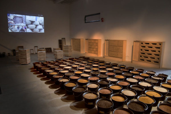A l’ouverture de la Biennale, les seaux de terre de couleur remplissent l’espace ©amàco