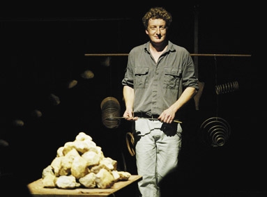 Le spectacle « Au milieu du désordre » - tas de pierres et ressorts © La Belle Meunière