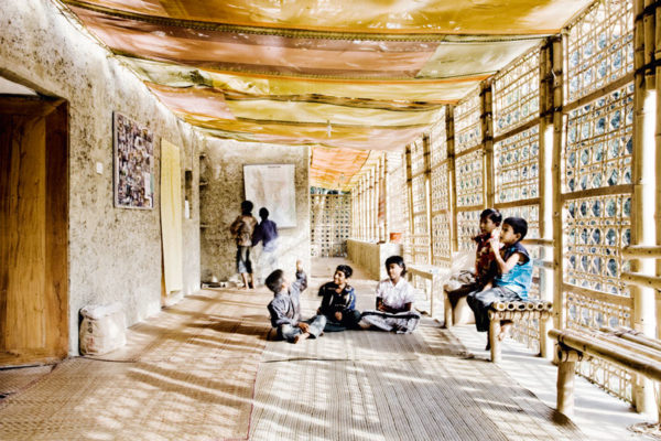 Réinterprétation des motifs de tressages de paniers et réemplois de tissus colorés locaux donnent de la chaleur à la loggia qui est le lieu préféré des élèves.