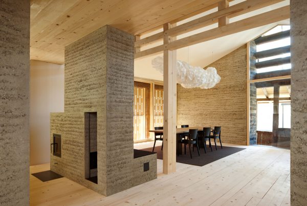 Maison de vacances Plazza Pintgia – Gujan + Pally architeckten / Martin Rauch © Ralph Feiner – via TERRA Award© Ralph Feiner – via TERRA Award