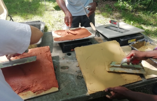 Atelier enduits en terre crue avec des habitant.e.s dans un jardin partagé — 23 juillet 2021 — © amàco