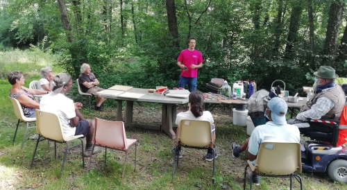 Atelier enduits en terre crue avec des habitant.e.s dans un jardin partagé — 23 juillet 2021 — © amàco