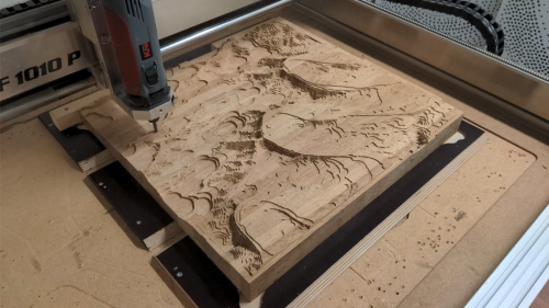Un fond de moule est usiné par la fraiseuse à commande numérique (CNC) de l’Ecole Nationale Supérieure d’Architecture de Grenoble par le personnel des Grands Ateliers à partir du fichier MNT transmis par l’Institut Paris Région ©Les Grands Ateliers