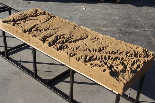 Test de l'assemblage des blocs en terre crue sur le socle en métal conçu sur-mesure par amàco pour l'exposition "Élément terre" ©amàco