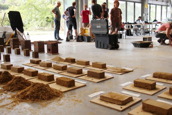 Formation professionnelle  "Construction et design en terre crue avec des fibres végétales " encadrée par amàco pour Ebuki - © amàco
