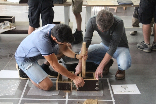 Atelier matrice Carazas en cours lors de la formation Construire en terre coulée édition 2020