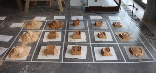 Atelier pour comprendre les différents paramètres de manipulation de la terre pour la construction réalisé lors de la formation Construire en terre coulée édition 2020