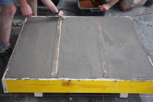 Prototype de dalle en terre coulée lors de la formation professionnelle Construire en terre coulée édition 2020