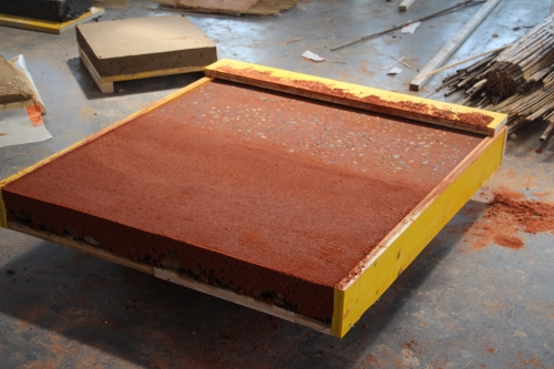 Prototype de dalle texturée en terre coulée lors de la formation professionnelle Construire en terre coulée édition 2020