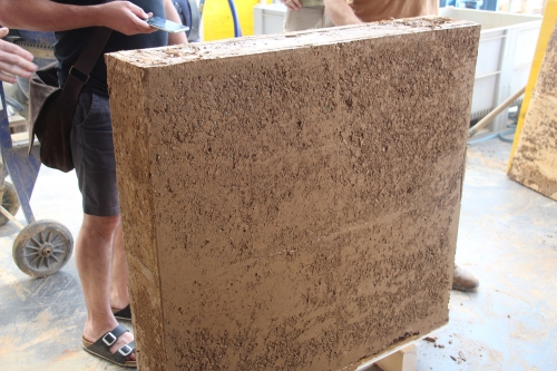 Prototype de mur en terre coulée lors de la formation professionnelle Construire en terre coulée édition 2020