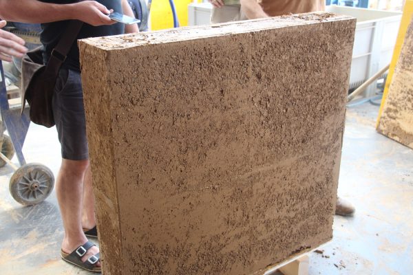 Prototype de mur en terre coulée lors de la formation professionnelle Construire en terre coulée édition 2020