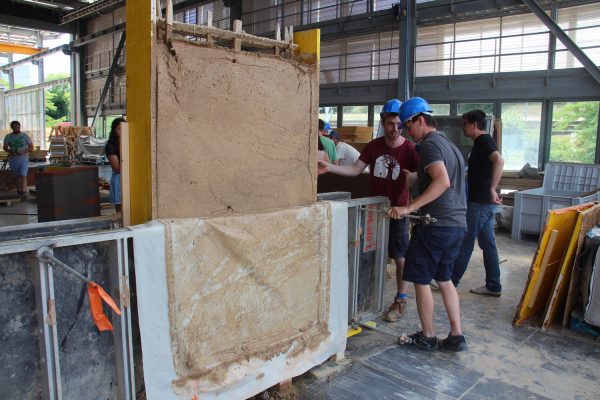 Réalisation d'un prototype de mur en terre coulée lors de la formation professionnelle Construire en terre coulée édition 2020