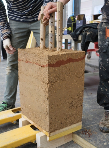 Bloc en terre allégée avec armature réalisé lors de la formation professionnelle CONSTRUIRE EN TERRE ALLÉGÉE en 2019 — ©amàco
