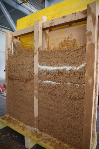 Mur en terre allégée réalisé lors de la formation professionnelle CONSTRUIRE EN TERRE ALLÉGÉE en 2019 — ©amàco