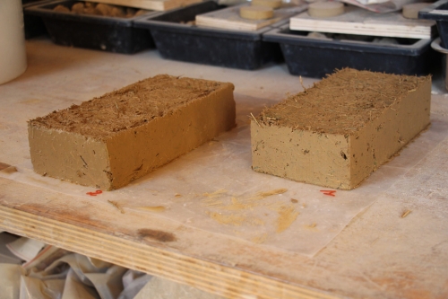 Échantillons de briques de terre moulée réalisés dans le laboratoire d&#039;amàco — ©amàco