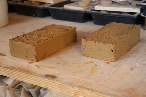 Échantillons de briques de terre moulée réalisés dans le laboratoire d'amàco — ©amàco