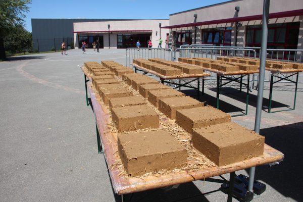 Les briques de terres crue sèchent au soleil dans la cour de l'école de Gommegnies — ©amàco