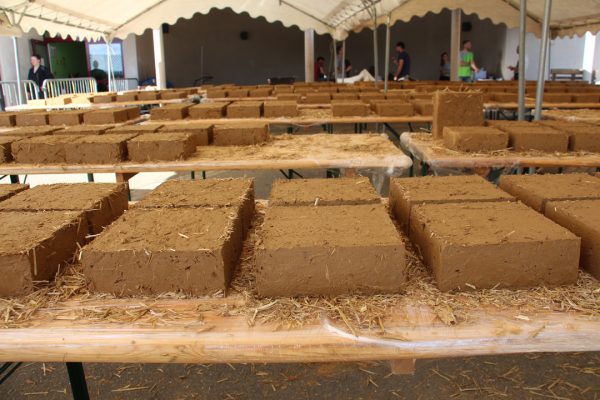 Les adobes sont des briques de terre crue moulée qui sont laissées à l’air libre pour sécher quelques semaines avant d’être maçonnées — ©amàco