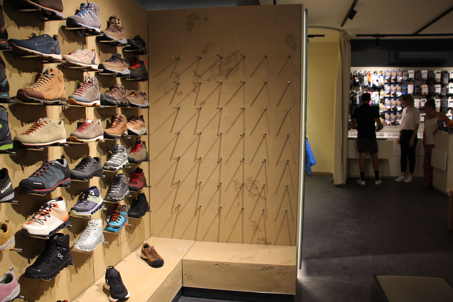 SPODE // Podiums et panneaux enduits pour une boutique de running