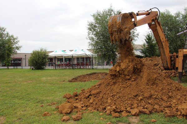 Excavation de la terre du site pour la fabrication des adobes — ©amàco