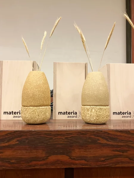 Trophées en terre crue, fibres végétales et socle en pierre, présentés lors de la remise des prix du materia award le 22 mars 2025 à Paris