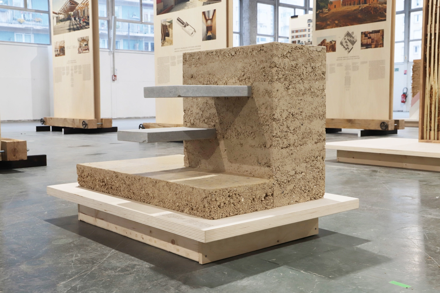 materia award 2025 // Fragment du mur et du sol en pisé du projet lauréat RÉNOVATION D’UNE MAISON DE VILLE