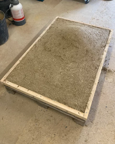 Réalisation d’un prototype à l’échelle 1 d'un sol en terre crue en relief pour tester les techniques de mise en œuvre imaginées dans nos ateliers - © amàco